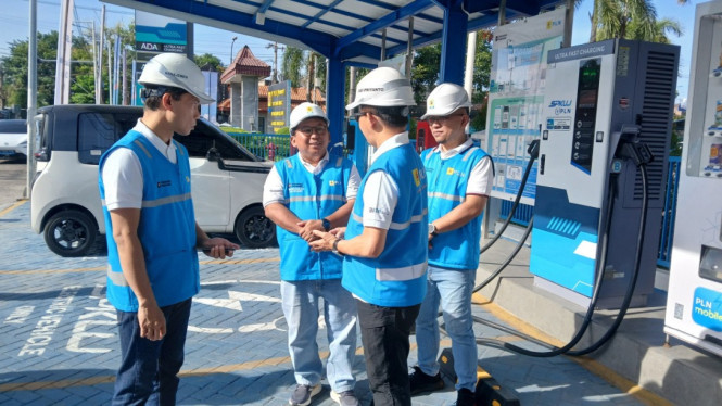 PJU PLN meninjau SPKLU Center Surabaya