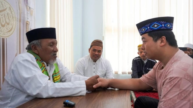 Wen Chao Saat Proses Mengucapkan Syahadat.