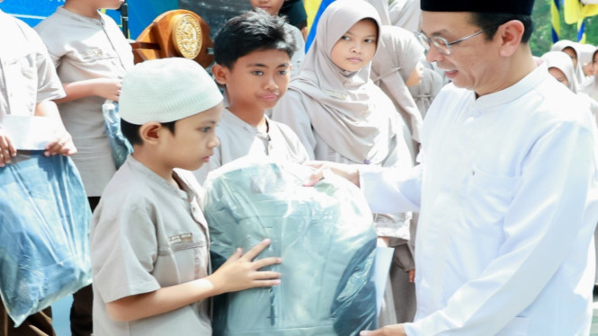 Rektor Unair berikan santunan