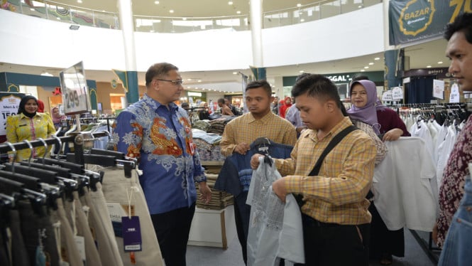 Kadindik Jatim Aries Menemani Belanja Siswa SLB.