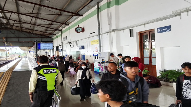 Suasana penumpang di stasiun Daop 7 Madiun.