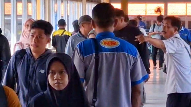 Penumpang Mulai Memadati Terminal Purabaya.