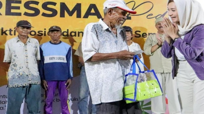 Penarik becak mendapatkan santunan dari Gressmall