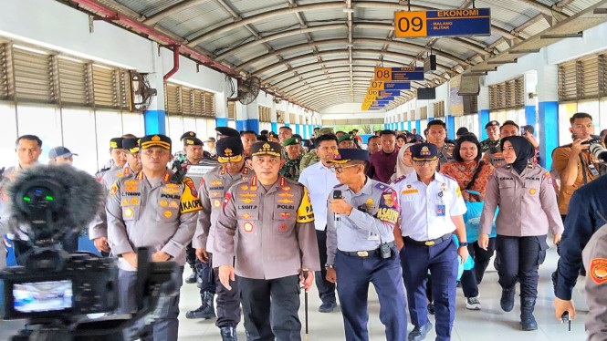Kapolri Jenderal Listyo Meninjau Terminal Bungurasih.