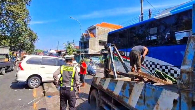 Proses Evakuasi Kendaraan Kecelakaan Beruntun.