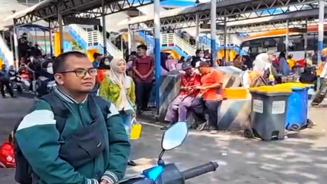 Suasana Penumpang Menunggu Bus di Terminal Bungurasih.
