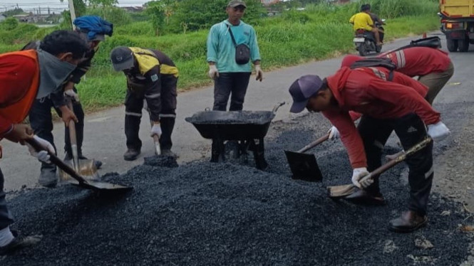 Proses Perbaikan Jalan oleh DPUTR Gresik