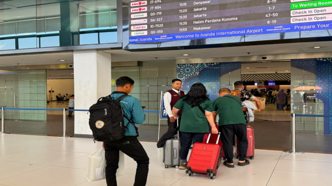 Penumpang di Bandara Juanda