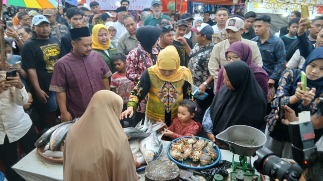 Gubenur Khofifah di Pasar Tradisional Gresik.