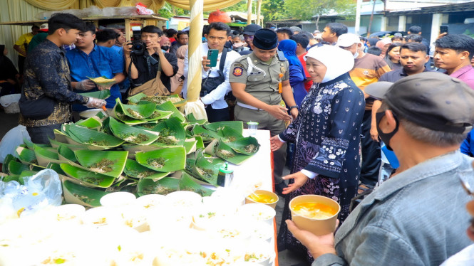 Khofifah Menerima Ribuan Warga Jatim di Kediamannya.