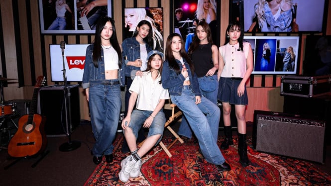 Model dengan koleksi Levi's.