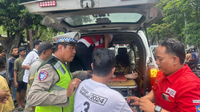 Petugas gabungan mengevakuasi korban