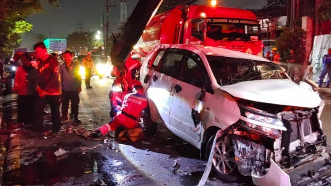 Avanza terbalik usai kecelakaan lalu lintas
