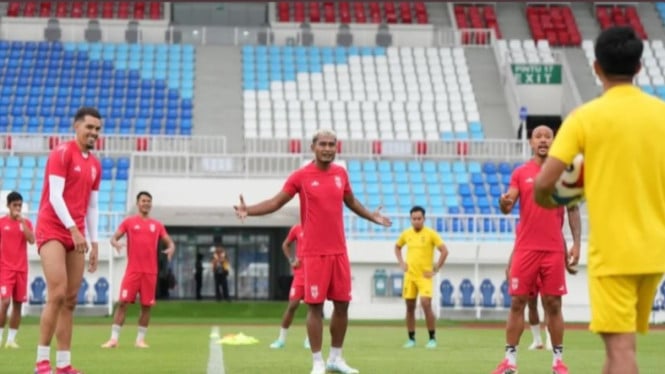 Pelatih Malut United di lapangan