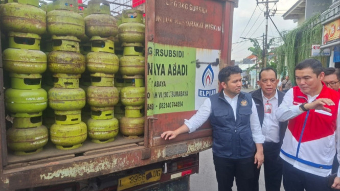 Wagub Jatim Emil Dardak mengecek distribusi gas elpiji.