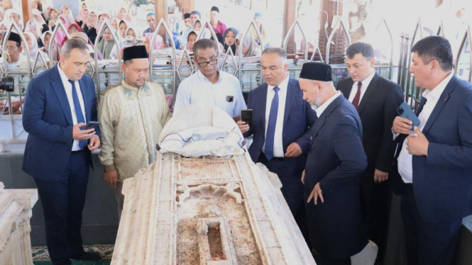 Ziarah Makam Maulana Malik Ibrahim.