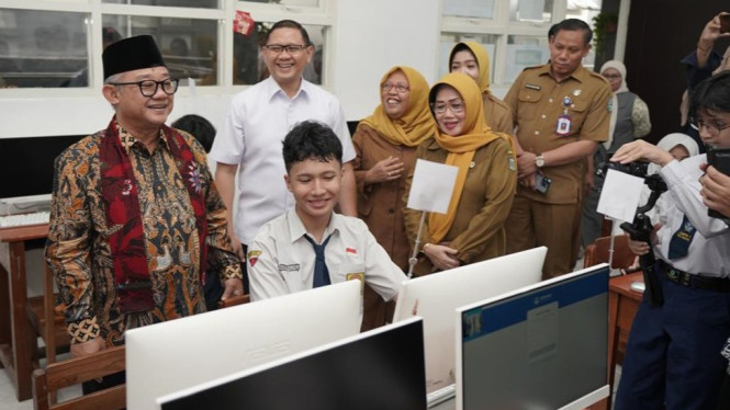 Mendikdasmen RI Abdul Mu'ti saat mengunjungi SMP Negeri 1 Surabaya