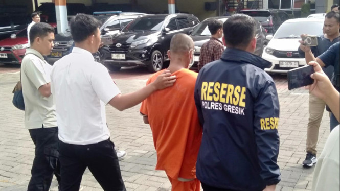 Tersangka pencabulan dibawa petugas di Polres Gresik.