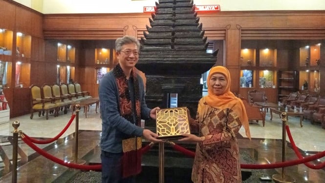 Gubernur Khofifah menyambut Dubes Tiongkok untuk RI di Bandara Juanda.