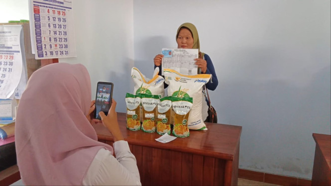 Warga Tulungagung Penerima Bantuan Pangan.