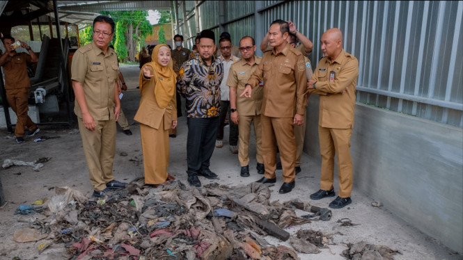 Bupati Gresik Fandi Akhmad Yani di TPA Ngipik.