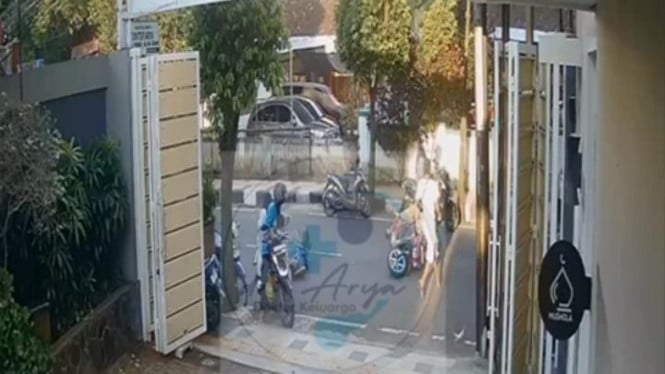 Rekaman CCTV Pria Ditabrak Ojol.
