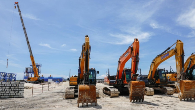 Pengerjaan pabrik melamin di KEK JIIPE Gresik.