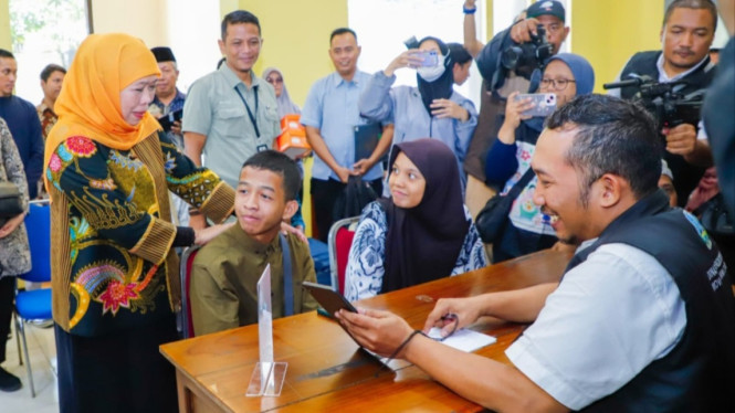 Gubernur Khofifah menyapa peserta SPMB.