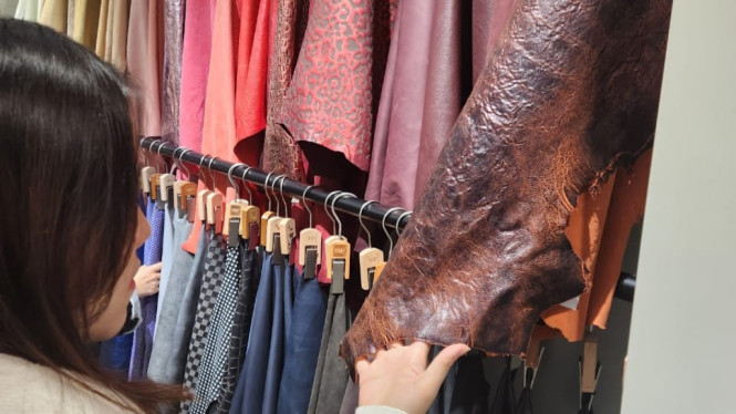 Produk Alas Kaki Indonesia di Sebuah Pameran.
