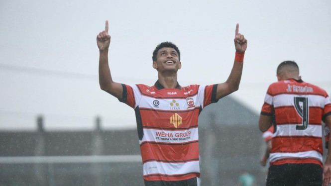 Fransiskus Alesandro Merayakan Gol ke Gawang Persik.