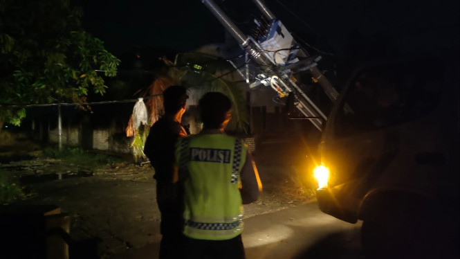 Tiang Travo Listrik Roboh.