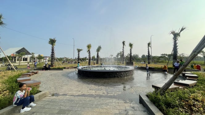 Air Mancur Tujuh Warna di Lapangan Gajah Mada.