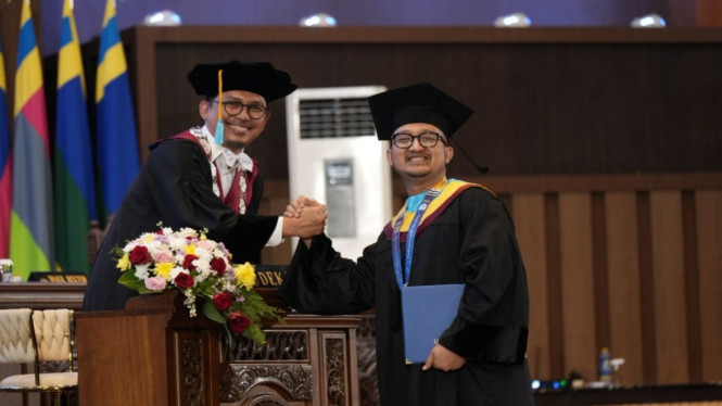 Tom Liwafa saat ikuti wisuda doktornya di Unair Surabaya.