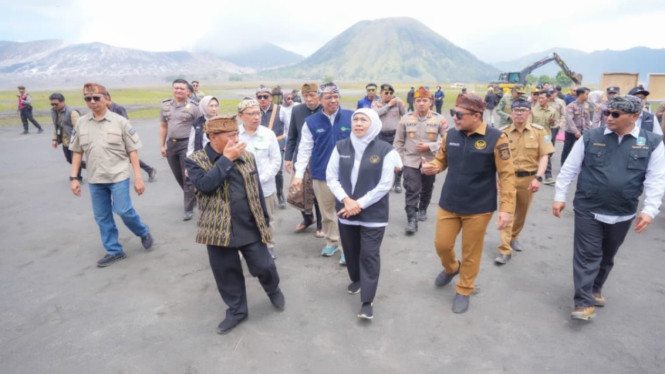 Gubernur Khofifah hadiri peletakan batu pertama pembangunan JLKT.