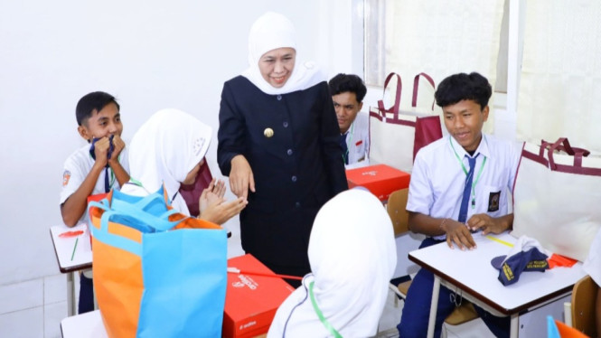 Gubernur Jawa Timur Khofifah Indar Parawansa bersama siswa.