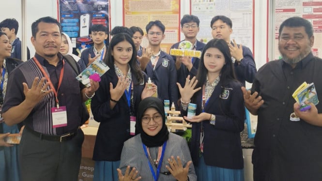 Siswa SMA Negeri 5 Surabaya sukses meraih tiga medali dalam ajang Malaysia Technology Expo 2026 yang digelar di Kuala Lumpur.
