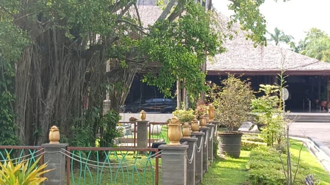 Mobil penyidik KPK di depan Pendopo Tulungagung.