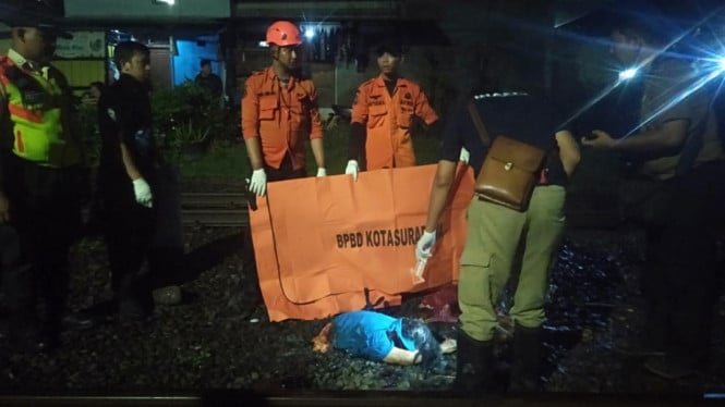Jenazah hendak dievakuasi petugas