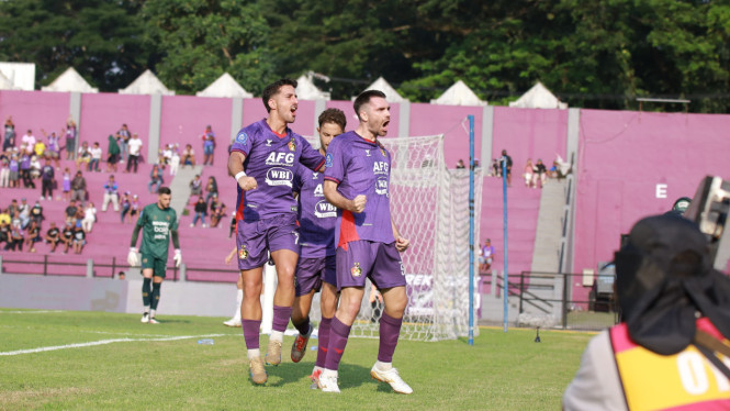 Pemain Persik Merayakan Gol ke Gawang Persita.