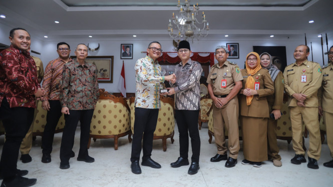 Bupati Trenggalek Mochamad Nur Arifin Saat Penandatanganan Kerjasama dengan PT SMI.