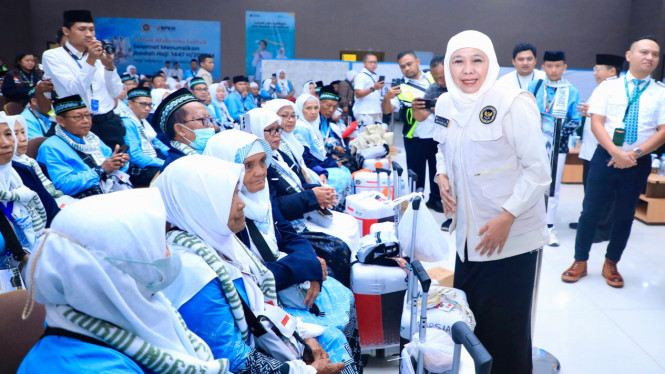 Gubernur Khofifah melepas jemaah haji Kloter 1 di Asrama Haji Surabaya.