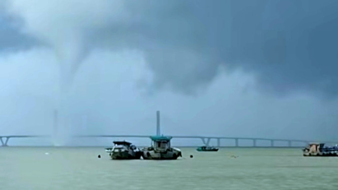 Tangkapan layar waterspout di Suramadu