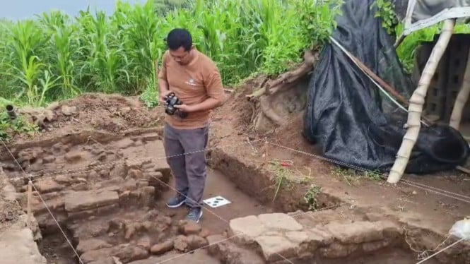 Perajin batu bata di Mojokerto menemukan struktur peninggalan bersejarah