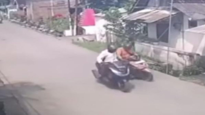 Video Viral Aksi Penjambretan di Lamongan.