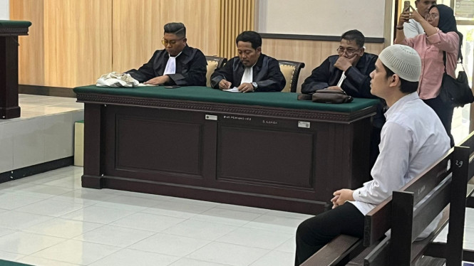 Terdakwa Alvi Maulana di PN Mojokerto.