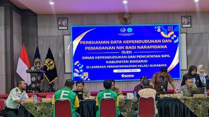 Lapas Kelas I Surabaya dan Dukcapil Sidoarjo saat menggelar perekaman data kependudukan dan pemadanan NIK kepada warga binaan.