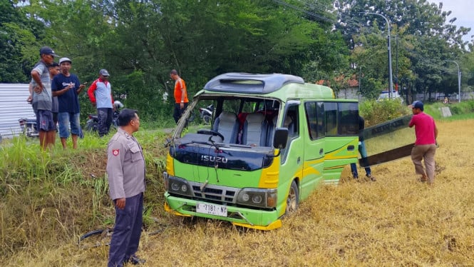 Kecelakaan Elf Berpenumpang Belasan Orang di Tuban, Satu Tewas