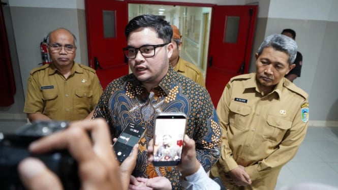 Bupati Kediri Hanindhito Himawan Pramana usai menjenguk siswa diduga keracunan MBG.
