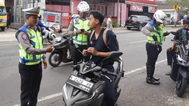 Operasi ETLE Handheld di Jatim Jaring 748 Pelanggar Lalu Lintas