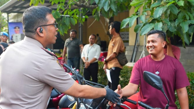 Penyerahan motor oleh Polresta Sidoarjo.